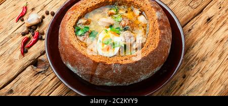 Soupe traditionnelle polonaise Zurek, dans un pain Banque D'Images