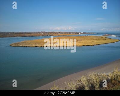 Vue aérienne de l'embouchure du Pô en Italie ; un paysage unique et intact vu par l'œil d'un drone. Banque D'Images