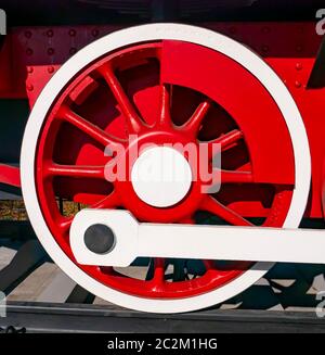 Les roues rouges d'une vieille locomotive de chemin de fer. Transport rétro. Le transport. Banque D'Images