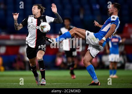 Rome, Italie. 17 juin 2020. ROME, ITALIE - 17 juin 2020 : Federico Bernardeschi du Juventus FC est en compétition pour le ballon avec Fabian Ruiz de SSC Napoli lors du match de football final de Coppa Italia entre SSC Napoli et Juventus FC. (Photo de Nicolò Campo/Sipa USA) crédit: SIPA USA/Alay Live News Banque D'Images