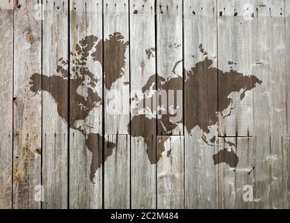 Carte du monde sur un mur en bois vintage Banque D'Images