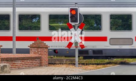 Paysage aux passages à niveau, y compris un train, signe de route et feu de circulation Banque D'Images