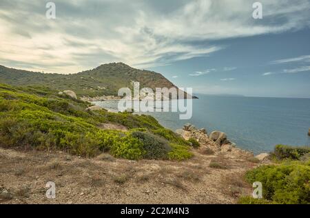 Shot HDR d'une belle baie méditerranéenne typique de la côte sud de la Sardaigne en Italie pendant le coucher du soleil. Banque D'Images