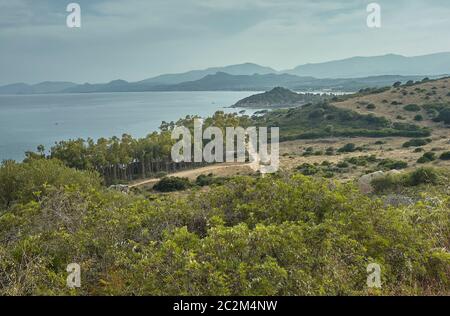 Paysage typique de la côte sud de la Sardaigne, avec sa végétation d'arbustes, des collines, et la mer qui se réunit dans une vue à couper le souffle. Banque D'Images