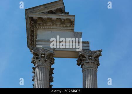 Les colonnes d'un temple grec en Grèce, vue du dessous. L'architecture, l'histoire, les voyages, les paysages Banque D'Images