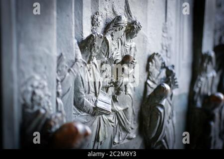 Gros plan du relief en bronze de la vierge Marie par Bonanno da Pisa sur l'avant de la cathédrale Duomo de Pise Italie Banque D'Images