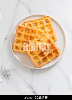 Gaufres à deux ingrédients, du ketto salé - chaffles Banque D'Images