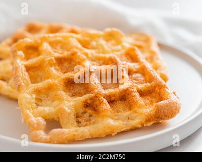 Gaufres à deux ingrédients, du ketto salé - chaffles Banque D'Images