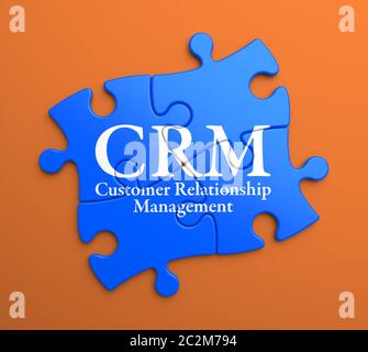 CRM - gestion de la relation client - écrit sur Blue Puzzle Puzzles sur Orange Background. Concept d'entreprise. Banque D'Images