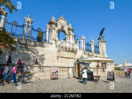 Un vendeur de souvenirs vend des gravures sous la statue de Turul au complexe du château de Buda à Budapest, Hongrie Banque D'Images