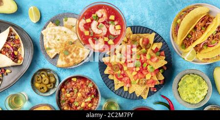 Panorama de la cuisine mexicaine, prise de vue depuis le sommet. Plats comme les nachos, quesadillas, cocktail de crevettes, Chili con carne, caracos, burrit Banque D'Images