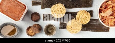 Panorama des ingrédients du ramen. Varech de légumes de mer séchés, soba, pâte miso, flocons de bonite, champignons shiitake, saké, mitin, au-dessus Banque D'Images