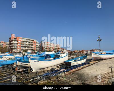 Pomorie, Bulgarie - 01 novembre 2019 : Pomorie est UNE ville et station balnéaire dans le sud-est de la Bulgarie, située sur UNE étroite Rocky Banque D'Images