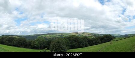 une vue panoramique sur la vallée de calder avec le village d'heptonstall et les villes de hebden bridge et de mytholmroyd visibl Banque D'Images