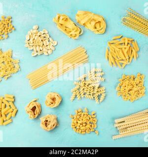 Variété de pâtes italiennes, flatlay carrés bannière, top shot sur un fond bleu Banque D'Images