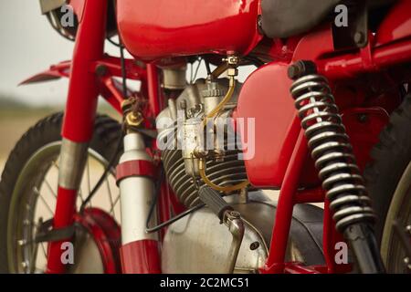 Le moteur d'une très ancienne anciennes avec des détails visibles de la suspension, le carburateur et diverses autres pièces mécaniques. Banque D'Images