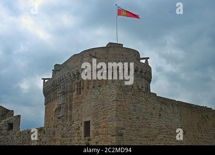 Grande tour de pierre centrale avec drapeau sur le dessus de la forteresse de Dinan, France Banque D'Images