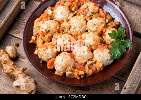 Faites cuire des côtelettes de poulet avec des artichaut de Jérusalem.boulettes De poulet Cuites À La Vapeur Banque D'Images