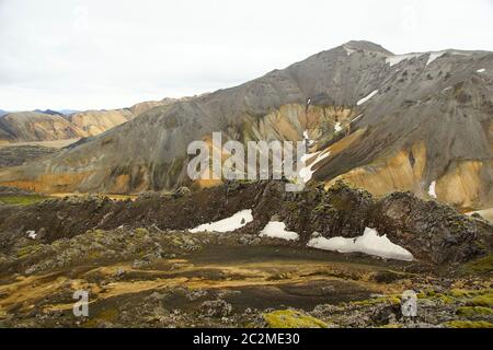 Cool summer morning among the colored mountains of the Landmannalaugar Natural Park Banque D'Images