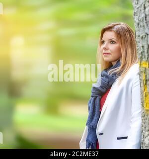 belle jeune femme portrait automne extérieur Banque D'Images