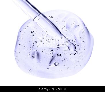 Gel liquide ou sérum sur un écran de microscope blanc isolé. Pipette cosmétique avec gel transparent sur fond blanc Banque D'Images