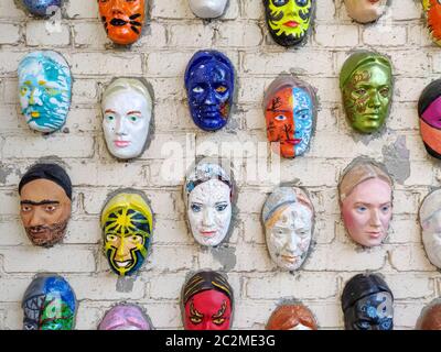 Moscou, Russie, 21 octobre 2019 : sculpture sur le mur de briques en céramique peinte en couleur comme objet de l'art moderne Hun Banque D'Images