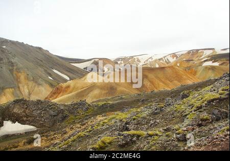 Cool summer morning among the colored mountains of the Landmannalaugar Natural Park Banque D'Images