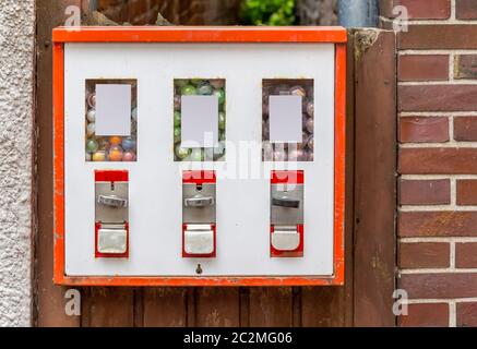 Gumball machine vu sur un mur en Allemagne Banque D'Images