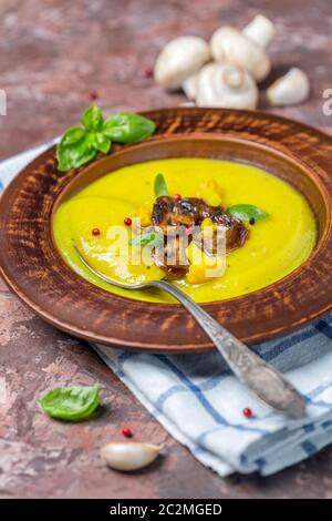 Soupe de chou-fleur aux champignons, à l'ail et au curcuma. Banque D'Images