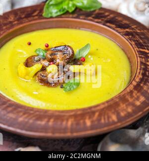 Soupe de pommes de terre maison - purée de pommes de terre au chou-fleur. Banque D'Images