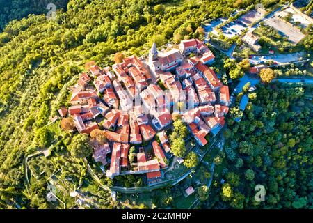 Groznjan. Ancient hill village de Groznjan aerial vue panoramique, colonie de l'artiste en Istrie Région de la Croatie Banque D'Images