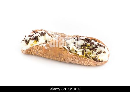 Cannolo sicilien farcie de fromage ricotta, crème de pistache et de copeaux de chocolat. Dessert typiquement sicilienne. Pâtisserie italienne. Banque D'Images