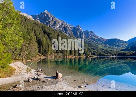 À la lumière du matin, le lac Lac Anterselva Antholz, Tyrol du Sud, à l'automne Banque D'Images