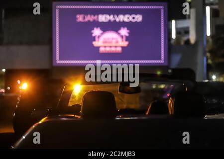 Sao Paulo, Brésil. 17 juin 2020. Les gens regardent un film à l'intérieur de leur voiture dans un cinéma drive-in dans le cadre de l'épidémie de COVID-19 à Sao Paulo, au Brésil, le 17 juin 2020. Credit: Rahel Paprasso/Xinhua/Alamy Live News Banque D'Images