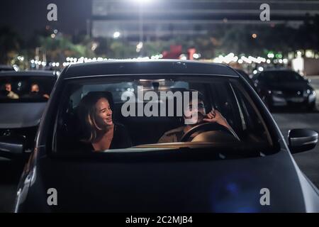 Sao Paulo, Brésil. 17 juin 2020. Les gens regardent un film à l'intérieur de leur voiture dans un cinéma drive-in dans le cadre de l'épidémie de COVID-19 à Sao Paulo, au Brésil, le 17 juin 2020. Credit: Rahel Paprasso/Xinhua/Alamy Live News Banque D'Images