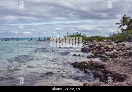 Vue sur la plage de Xpu-Ha dans la Riviera Maya au Mexique, par une journée nuageux : un magnifique panorama typique des plages des Caraïbes. Banque D'Images