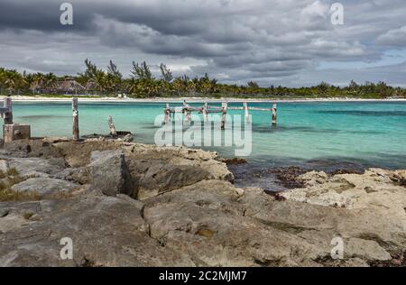 Vue sur la plage de Xpu-Ha dans la Riviera Maya au Mexique, par une journée nuageux : un magnifique panorama typique des plages des Caraïbes. Banque D'Images