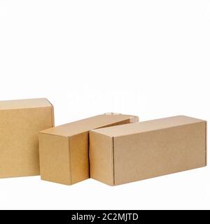 Les boîtes de carton de marchandises sur un fond blanc. Taille différente. Isolé sur fond blanc Banque D'Images