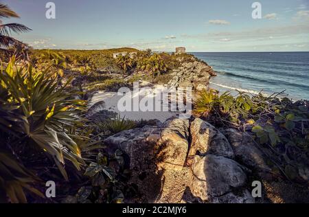 Vue de dessus d'une très petite plage naturelle sur la mer des Caraïbes dans la Riviera Maya au Mexique. Prise au complexe Maya de Tulum. Banque D'Images