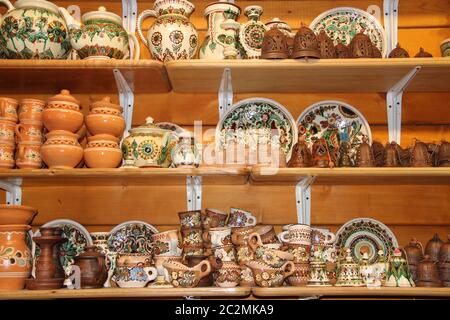 Un large choix de produits céramiques sur l'étagère du magasin. Poterie à vendre.produits en céramique Banque D'Images