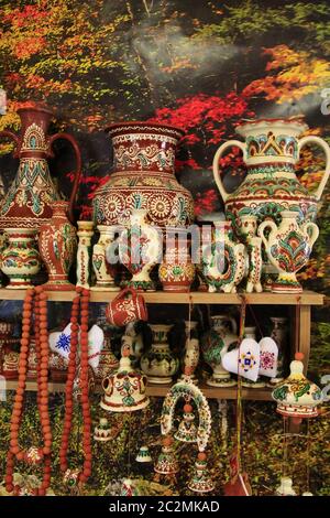 Un large choix de produits céramiques sur l'étagère du magasin. Poterie à vendre.produits en céramique. Banque D'Images