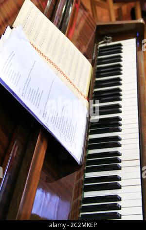 Le piano avec des notes est prêt à jouer. Clavier instrument de musique. Notes pour jouer sur piano. Musique c Banque D'Images