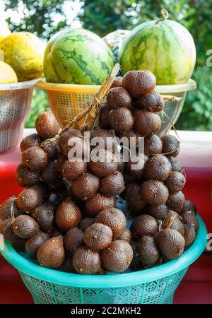 Salak Bali ou Snake fruit dans un panier en plastique, Bali, Indonésie. Banque D'Images