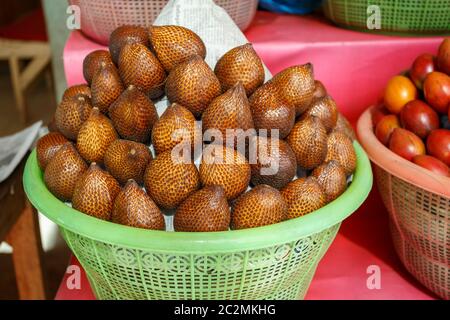 Salak Bali ou Snake fruit dans un panier en plastique, Bali, Indonésie. Banque D'Images