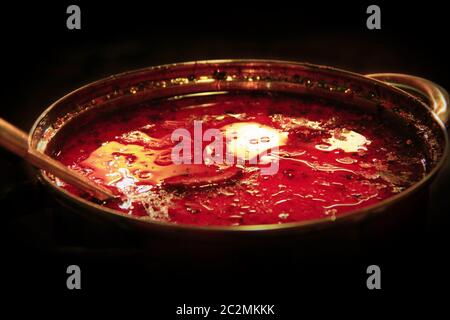 Borscht ukrainien traditionnel. Borscht pan dans l'obscurité. Borsch rouge ukrainien frais Banque D'Images