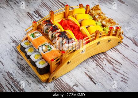 Jeu de rouleaux à sushi. Divers types de rouleaux de sushi servis sur un pont en bois Banque D'Images