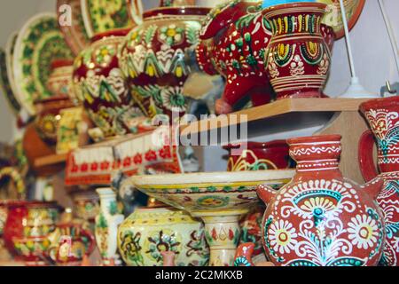 Large choix de produits céramiques sur les étagères du magasin. Poterie à vendre. Produits céramiques Banque D'Images