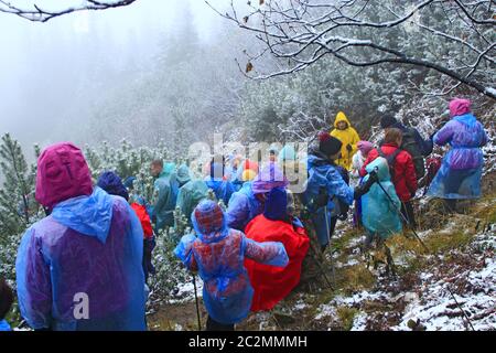 Groupe de touristes en imperméable sur la randonnée en montagne. Concept de voyage Banque D'Images