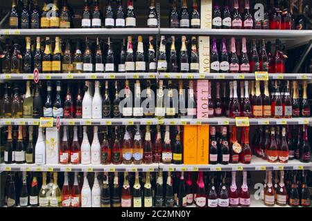 large sélection de champagne dans le département des boissons alcoolisées dans le supermarché Banque D'Images