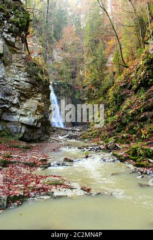 Cascade avec eau tombant de la falaise. Cascade de Manyavskii dans les montagnes carpathes. Chute d'eau Banque D'Images